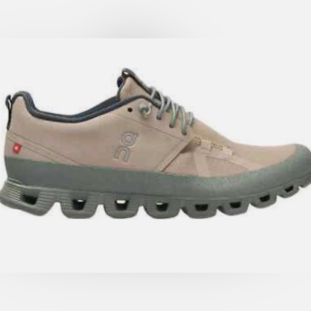 On Running Cloud Dip. Sand/Kelp. US 9 (Women’s)